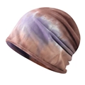 Detailaufnahme der Tie-Dye Strickmütze in Braun und Flieder mit Rollsaum-Struktur - Einheitsgröße(Einstellbar) / Tie-Dye Orange