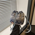 Ethnic λινή τσάντα bucket με μπλε γεωμετρικά μοτίβα και κλείσιμο με κορδόνι - Μπλε Λευκό Υφαντό Γεωμετρικό (Στυλ 4)