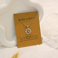 Silberne Blumen-Halskette mit Zirkon-Steinen auf einer Make a Wish Geschenkkarte - Wirbel-Pave-Stil (X-356)