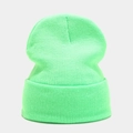 Close-up van neon groene gebreide muts met hoogwaardige geribbelde textuur details - M (56-58cm) / Fluorescerend Groen