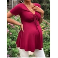 Dettaglio vestito premaman rosso vino con scollo a V e coulisse in un giardino esterno - S / Borgogna