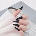 Faux ongles ballerine longs noir mat avec finition dépolie présentés sur les mains - Noir Pur Mat (CBLM-01)