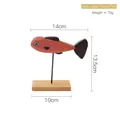 Handgefertigte rote Holzfisch-Figur auf Sockel für mediterrane Tischdekoration - Roter Fisch mit großem Schwanz