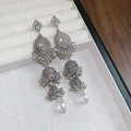 Dettaglio macro di orecchini Jhumka vintage argento con nappe e cristalli in scatola - Perno in acciaio inossidabile - Argento