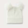 Gros plan sur la maille détaillée et les pompons blancs doux du bonnet d'hiver - Blanc