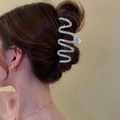 Detalle de una pinza para el pelo ondulada en S con diamantes de imitación para peinados - Diamantes de imitación Dorados