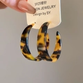 Close-up of tortoise shell pattern C-shape hoop earrings with S925 silver needles - Silver Pin - Coffee (Tortoiseshell Leopard)