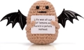 Patata fatta a mano all'uncinetto marrone con ali di pipistrello e cartello motivazionale - Patata di Halloween 4 Ali di pipistrello