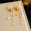 Dettaglio di orecchini a coccinella e fiori con smalto e nappe di perle eleganti - Orecchini con Nappa Perla Fiore Coccinella (E6249)