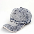 Detalle de gorra de béisbol de mezclilla lavada azul claro con costuras reforzadas - Ajustable / Azul Marino