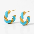Boucles d'oreilles torsadées dorées en forme de C avec émail bleu ciel au style raffiné - Indigo