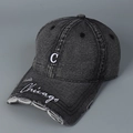 Détail du bord usé de la casquette de baseball en denim noir avec broderie Chicago - Denim Gris