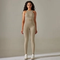 Detail van de kaki yogaset met geribbelde hoge tailleband en naadloze gebreide stof - S / Khaki