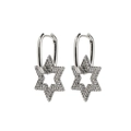 Détail de boucles d'oreilles créoles argentées avec breloques étoiles en zircons sertis - Étoile / Blanc