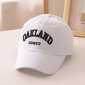 Détail de la broderie OAKLAND coast sur une casquette blanche à séchage rapide - 52cm (Recommandé 3-8 Ans) / Blanc