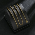 Detailansicht der goldenen Edelstahl-Boxkette mit klassischem Karabinerverschluss - Gold 50cm*2mm