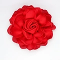Nahaufnahme einer roten Stoffblume aus Satin mit detaillierten Rosenblättern für DIY-Zubehör - Dual Use (Brosche/Haarspange) / Rot