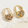 Detalle de pendientes de candado de corazón bañados en oro de 14K con circonitas y perlas - Estilo Candado Corazón Circonia de Color (ES0149) / Dorado