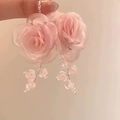 Nahaufnahme von rosa Rosenohrringen aus Kunstharz mit Glitzer und Perlen-Quasten - 44# Silbernadel - Rosa