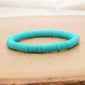 Tiffany blauwe heishi kleikralen armband op een rustieke houten achtergrond - Cyaan Blauw