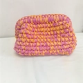 Pochette fatta a mano all'uncinetto rosa e arancione con trama a maglia spessa e forma a nuvola - 25*15*5CM