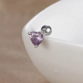 Vue macro d'un clou d'oreille cœur lavande avec fermoir à bille en argent brillant - Cœur Violet Clair