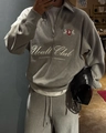 Dettaglio della felpa grigia con mezza zip, ricamo Vault Club e trama in twill - S / Grigio chiaro