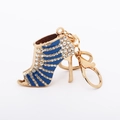 Dettaglio portachiavi a scarpa con tacco in smalto blu scuro e strass bianchi brillanti - Blu