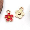 Red enamel flower charm pendant in alloy with golden finish and hanging loop for DIY jewelry - Small Daisy (12252)
