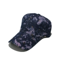Dettaglio laterale del cappello denim con stelle e lune dorate e motivo tie-dye stellato - M (56-58cm) / Rosa (Blu Profondo Viola Tie Dye Cielo Stellato)