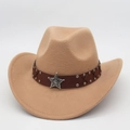 Detalle de sombrero vaquero caqui con banda de cuero marrón, insignia de estrella y remaches - Talla única / Camel