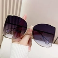 Lunettes de soleil oversize dorées avec verres dégradés violets et détails perles - Monture Dorée Verres Dégradés Gris