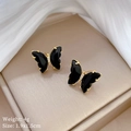 Elegante goudkleurige zwarte vlinder oorknopjes op een luxe champagne zijden achtergrond - F407 Zwarte Vlinder Oorknopjes (Zilveren Pin Koperen Vergulding)