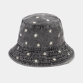 Detailansicht kleiner Gänseblümchen-Stickerei auf dunkelgrauem Fischerhut aus Denim - M (56-58cm) / Schwarz