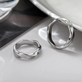 Pair of silver Mobius wave rings in polished titanium steel on a white background - US 9 / Mobius / Silver