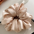 Chouchou rose en satin froissé avec texture seersucker pour queue de cheval chic - Grand Chouchou en Satin Rose Clair