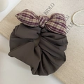 Dettaglio dell'elastico per capelli marrone con fiocco a quadri viola in stile retrò - Grigio Scuro con Fiocco a Quadri Viola Marrone