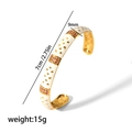 Dettaglio del bracciale in acciaio 18K con diametro 7cm e smalto bianco con stelle - Stile Stella Smalto Bianco Zirconia Rosa (TB7072-PK)