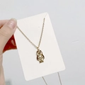 Détail du collier pendentif hibou en or 18 carats avec design creux sophistiqué - Hibou