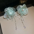 Dettaglio di orecchini a fiore in tulle verde chiaro con nappe argentate e perle - Orecchini con nappine di perle e fiori verdi (925 Sterling Silver Earring Post)