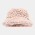 Detalle de gorro de pescador en piel sintética rosa con textura de felpa gruesa de invierno - Talla única / Rosa Claro