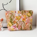 Détail de trousse à maquillage avec motif floral en relief et écusson logo JIMEIZI - Jungle Prospère Grand
