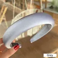 Serre-tête rembourré en satin gris argenté fait main avec finition en soie et design épais - Gris