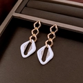 Vue macro détaillée de boucles d'oreilles géométriques dorées avec émail blanc et cristaux - Boucles d'oreilles tige en argent 925 / Boucles d'Oreilles-Or-Blanc