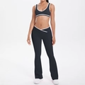 Détail d'un ensemble de yoga taille haute avec taille en V et liserés blancs contrastés - S / Noir