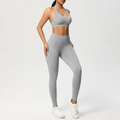 Dettaglio del set yoga grigio senza cuciture con reggiseno sportivo e leggings fitness - XS / Grigio chiaro