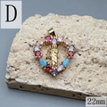 Detalle de un colgante de corazón dorado de 22mm con cristales de colores y relieve - Estilo D-Corazón Zirconia Multicolor (22mm)