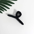 Pinza para el pelo minimalista en terciopelo negro con diseño mate sobre fondo blanco - Negro