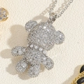 Makroaufnahme der silbernen Bärenkette mit Zirkonia-Steinen und Perlenhalsband-Detail - Hohl 3D Bär (Silber)