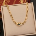 Dettaglio della collana a maglie chevron dorate con ciondolo occhio blu su scatola regalo - 1# Collana (Collana a Catena Cubana Malocchio)